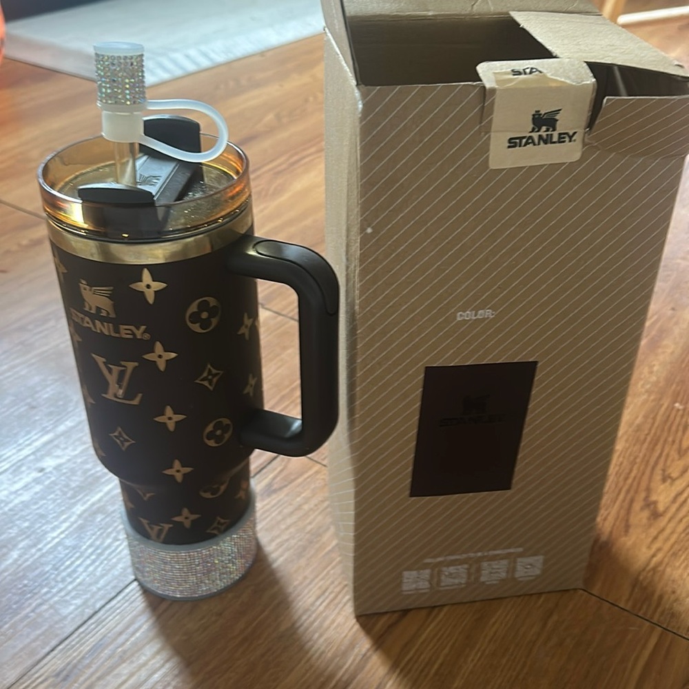 STANLEY LV CUP DECORATED WITH DIAMOND BOOT AND TOPPER